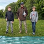 Casting-Training auf der Wiese mit ausgelegter Zielscheibe